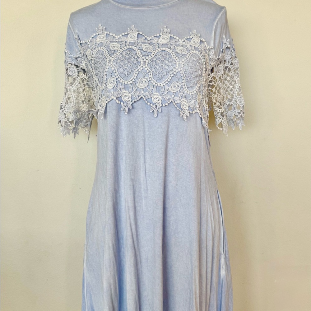 Light blue flowy dress with lace overlay and lace sleeves | EUC | Pockets | S